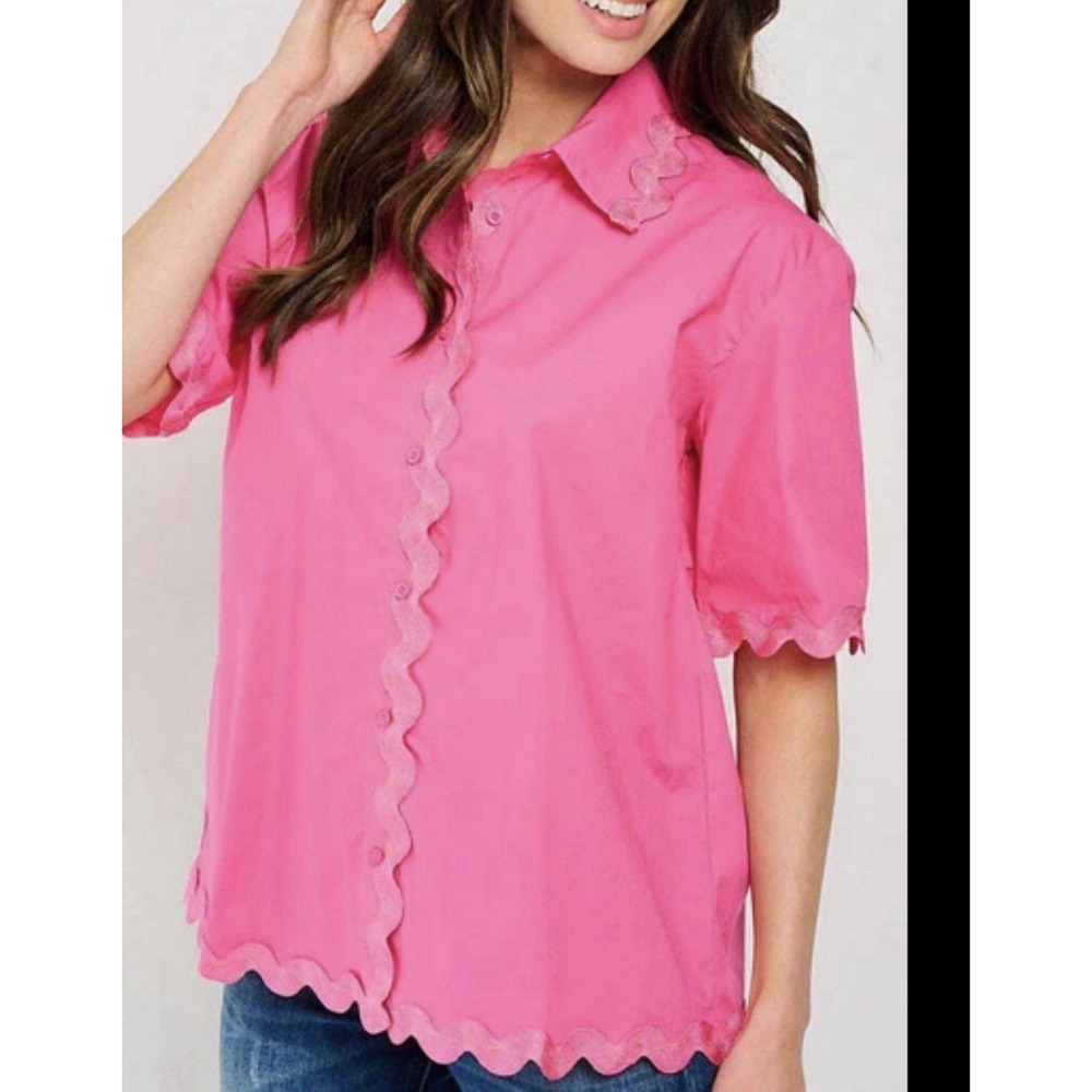 Fantastic Fawn Medium Women's Pink Button Down Short Sleeve Top‎ Wavy Trim